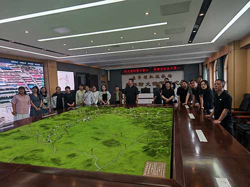 参观塞罕坝机械林场森林防火指挥中心